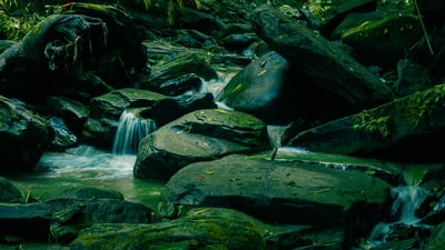 水落在岩石海岸
